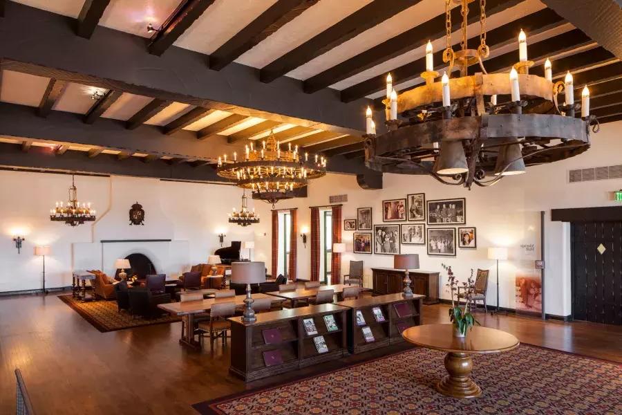 Interior of the historic Presidio Officers' Club, with wood-beam ceilings 和 large ch和eliers.