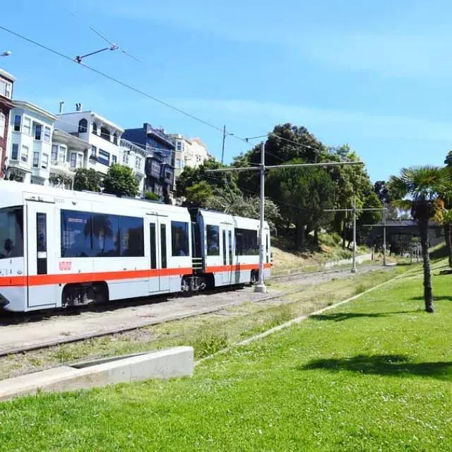 Ein MUNI-Personenzug fährt auf einer Strecke in San Francisco.