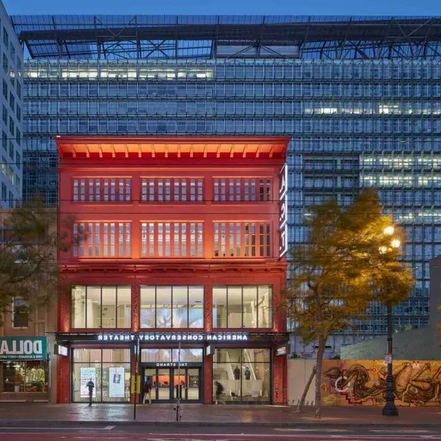 Außenansicht des American Conservatory Theatre bei Nacht. San Francisco, Kalifornien.