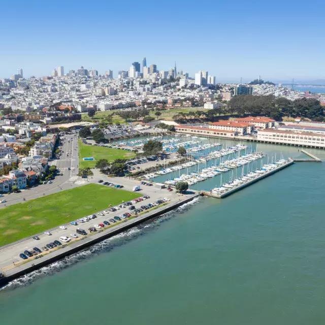 Vue aérienne de Fort Mason avec les toits de 贝博体彩app au loin.