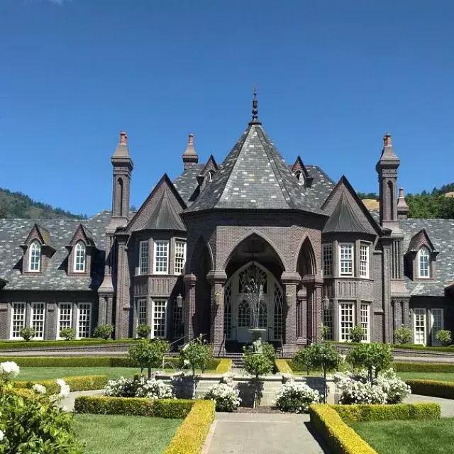 A sala de degustação da Ledson Winery parece um castelo europeu.