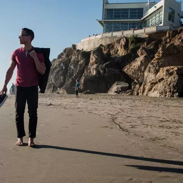 Nick Whittlesey pieds nus sur Ocean Beach