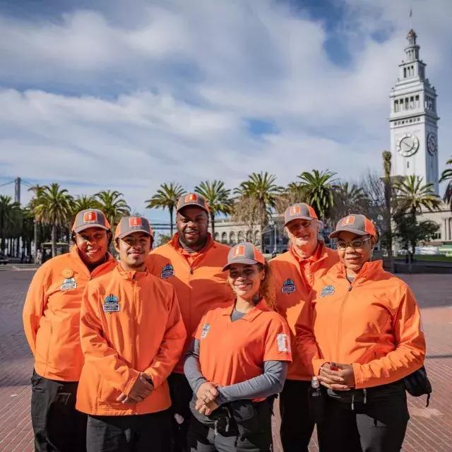 贝博体彩app的欢迎大使们正在准备, Besucher im Ferry Building zu begrüßen.