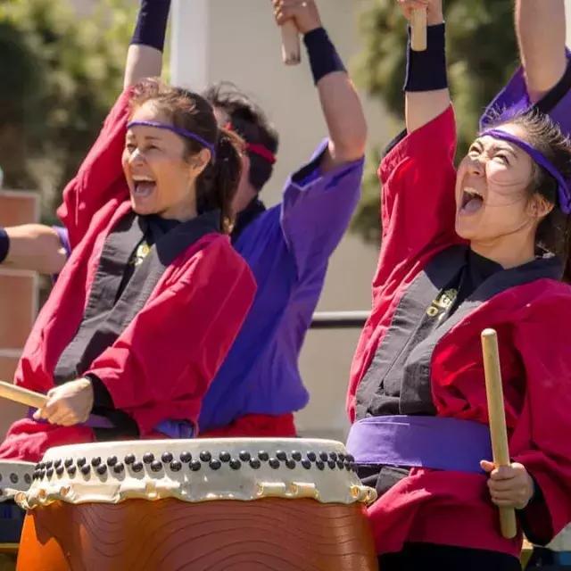 Batteurs à 日本城 lors du festival annuel des fleurs de cerisier